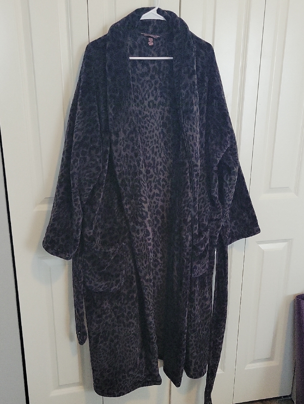 VS Plush Leopard-Print Robe - Dark Charcoal